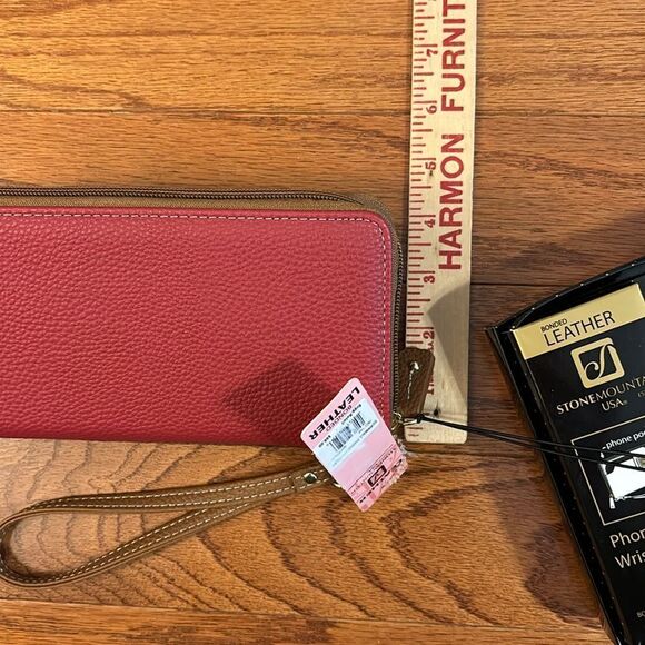 Stone Mountain Cornwall phone wristlet red.  NWT - Picture 4 of 10